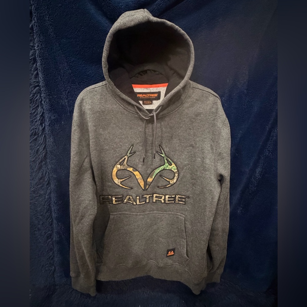 Realtree Pullover hoodie. Large in gray